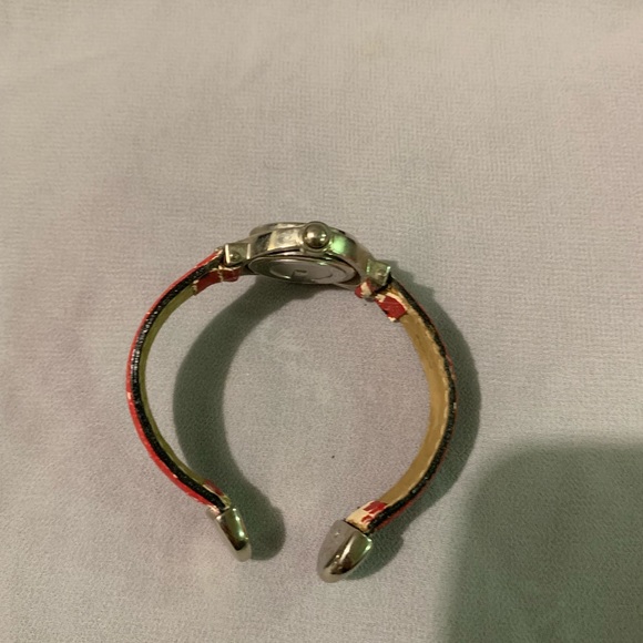 Gucci vintage watch with a red band. - Picture 5 of 5